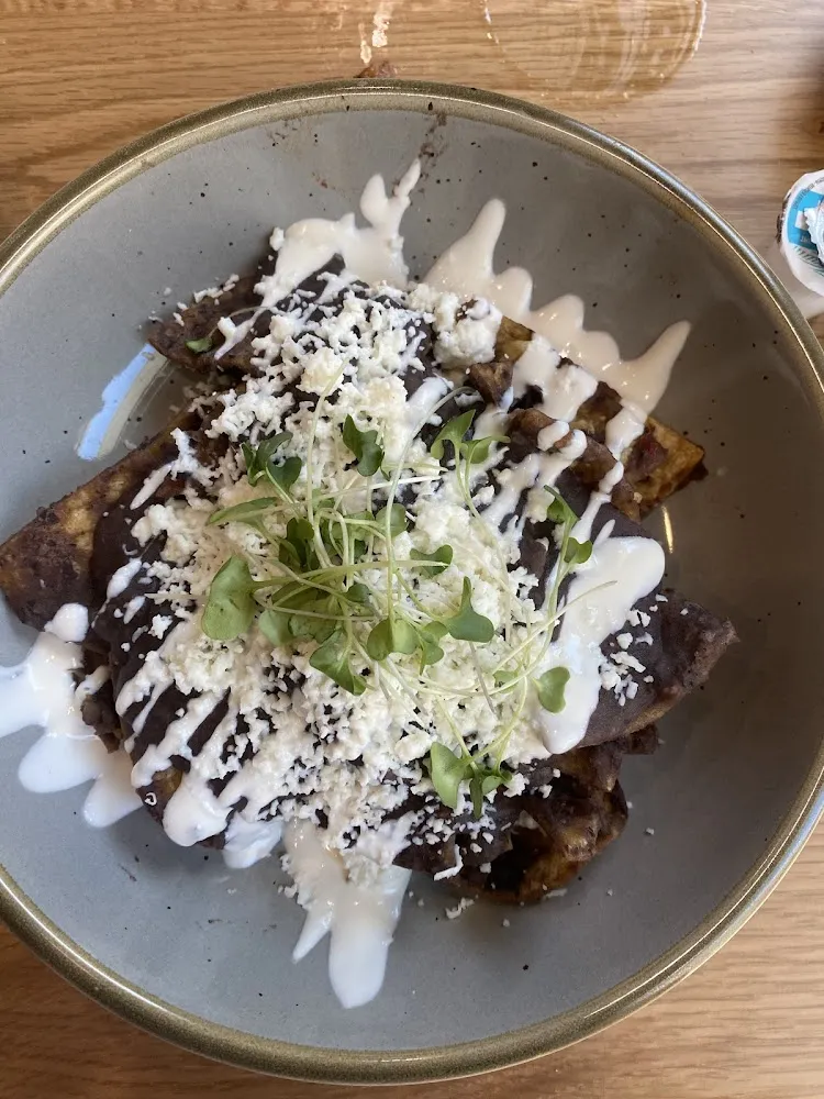 Chilaquiles En Salsa de Frijol